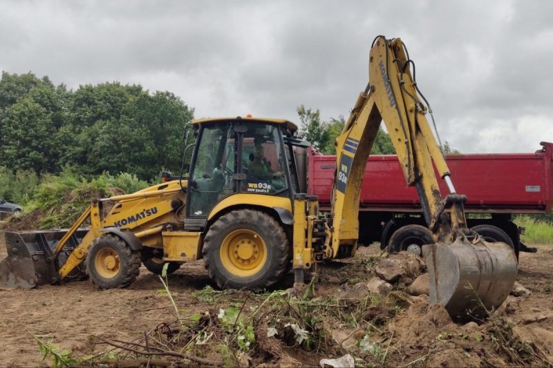 griovimo darbai geltonas ekskavatorius raudonas savivartis