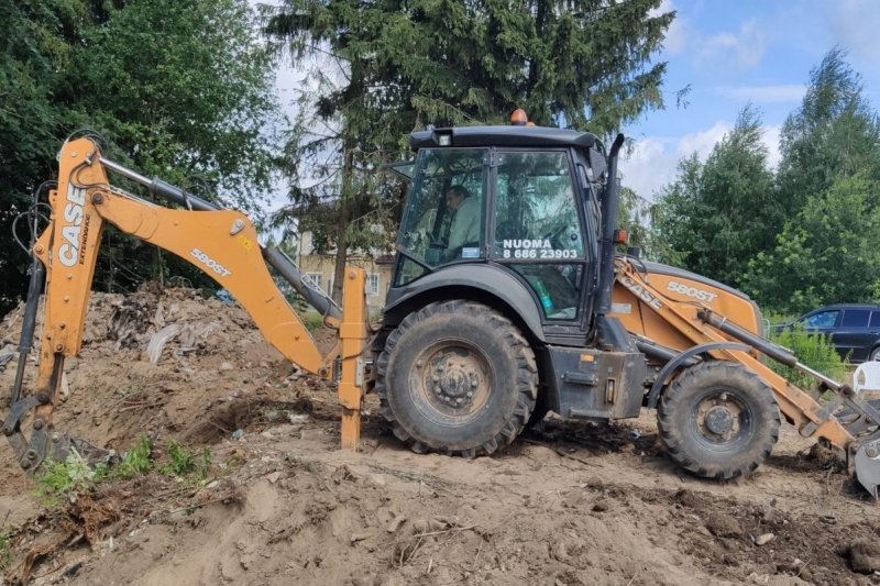 griovimo darbai oranžinis ekskavatorius