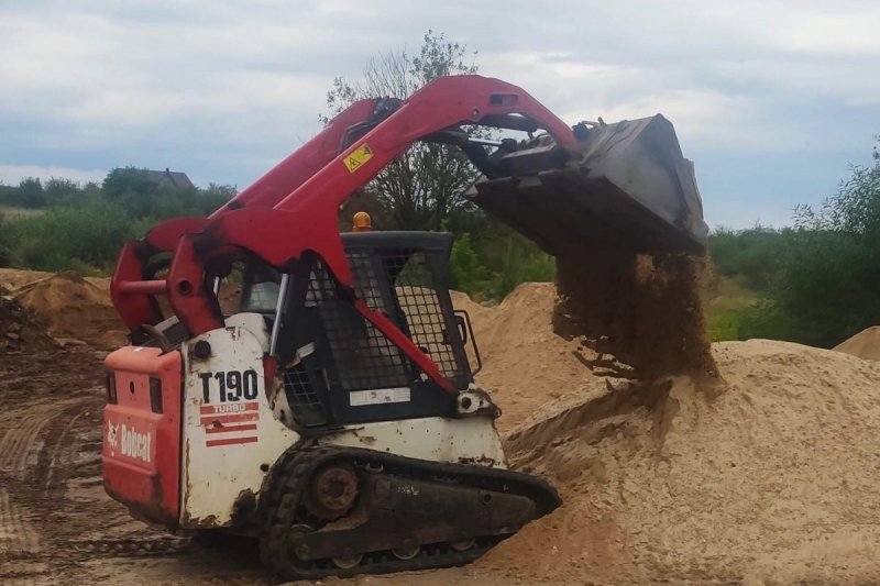 mini krautuvas raudonas smėlio krovimas