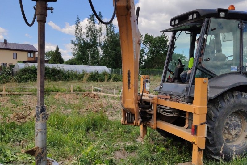 polių gręžimas į žemę žolė namas