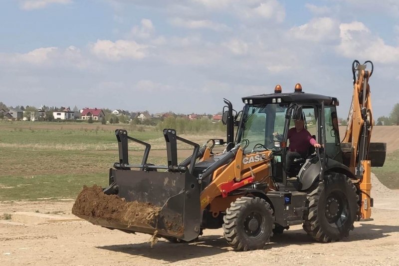 ekskavatorius smėlis pieva dangus